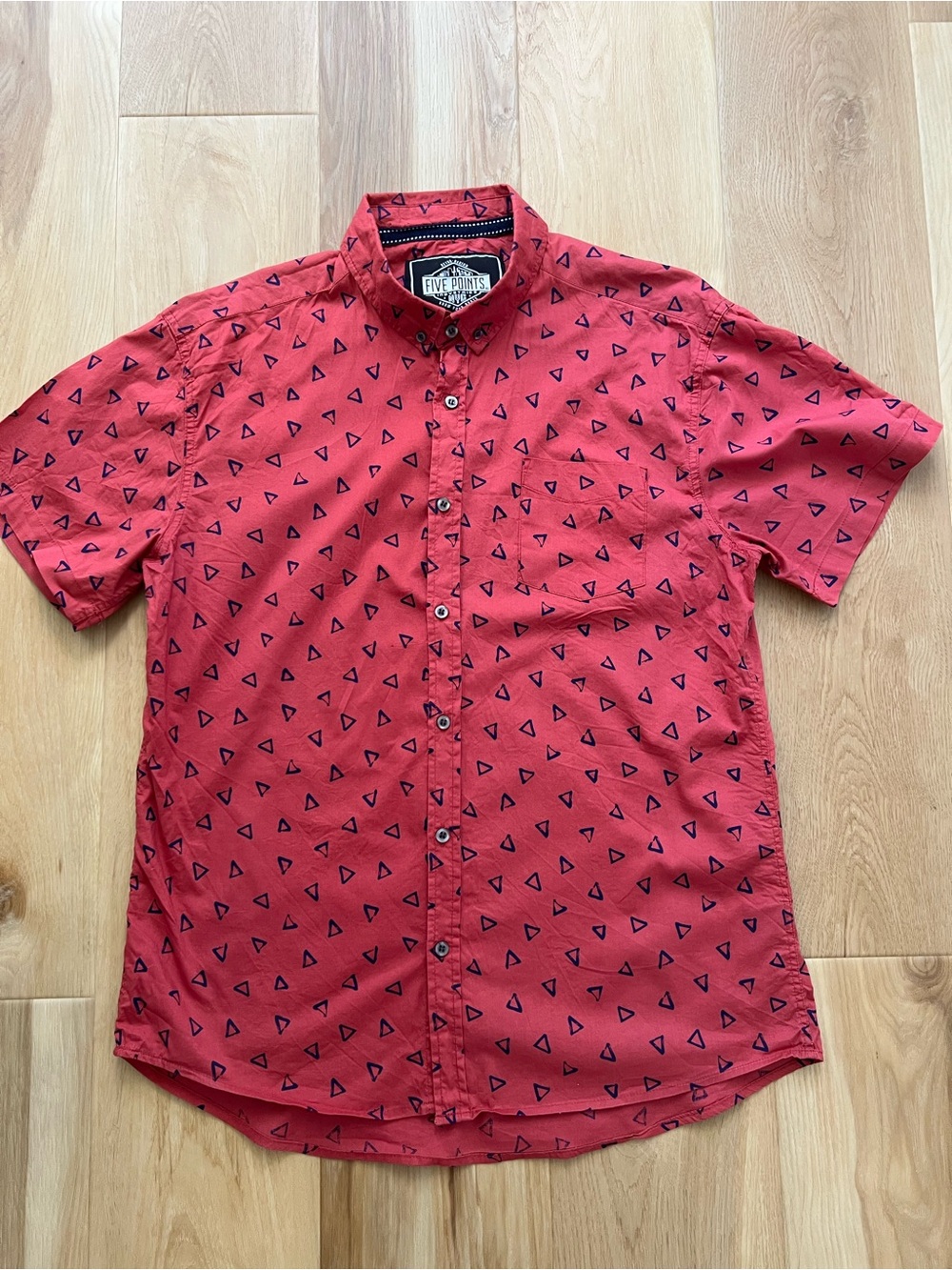 Red Short-Sleeve Button-Down Shirt with Triangle Print Slim Fit Large